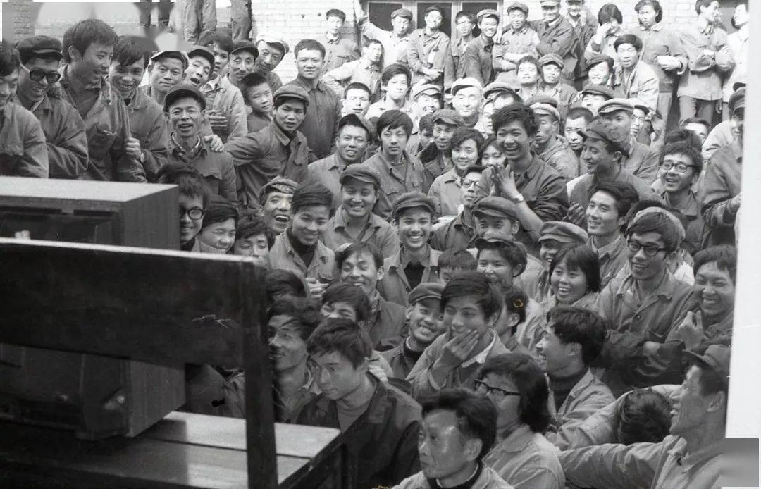 △1981年11月16日，成都职工观看中国女排夺冠电视节目